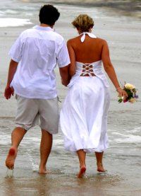 Casal andando praia